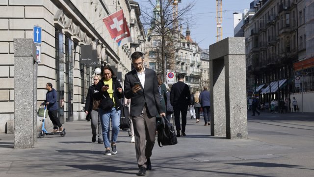 Минувачи на &bdquo;Банхофщрасе&ldquo;&nbsp;в Цюрих, Швейцария.&nbsp;Снимка: Stefan Wermuth/Bloomberg