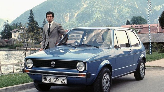 <p>
	&nbsp;Джорджето Джуджаро позира с първото поколение Golf. Снимка: Italdesign</p>
