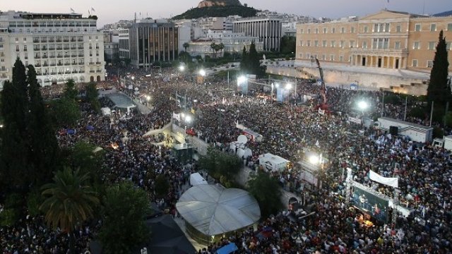 <p>
	Хиляди се събраха в центъра на Атина. Снимка: <em>Ройтерс</em></p>
