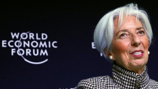 <p>
	Управляващият директор на МВФ Кристин Лагард по време на представянето на новия доклад. <em>Снимка: Ройтерс</em></p>
