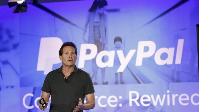 <p>
	Президентът и главен изпълнителен директор на PayPal Дан Шулман по време на събитие в Сан Франциско. <em>Снимка: архив Ройтерс&nbsp;</em></p>
