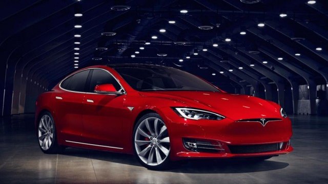 <p>
	Обновеният Model S. <em>Снимки: Tesla</em></p>
