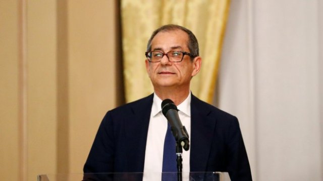 <p>
	Икономическият министър на Италия Джовани Триа. <em>Снимка: Ройтерс</em></p>
