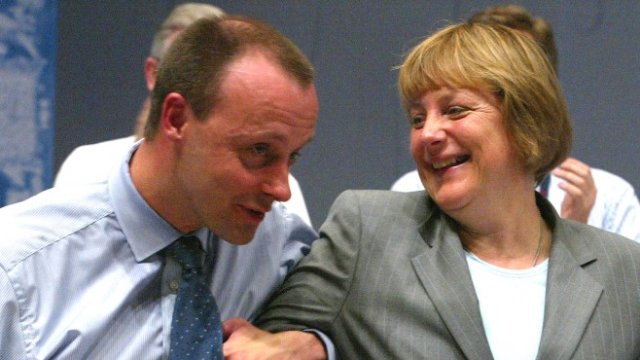 <p>
	Мерц (вляво) по времето (2002 г.), когато с Меркел все още бяха приятели. <em>Снимка: архив Ройтерс</em></p>
