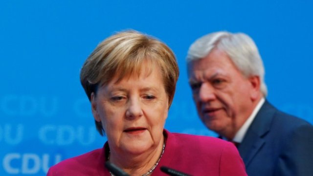 <p>
	Меркел и Фолкер Буфие, кандидат на партията ѝ за премиерския пост в провинция Хесен. <em>Снимка: Ройтерс</em></p>
