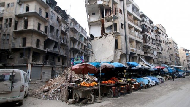 <p>
	<em>Импровизиран пазар в Алепо. Снимка: Ройтерс</em></p>
