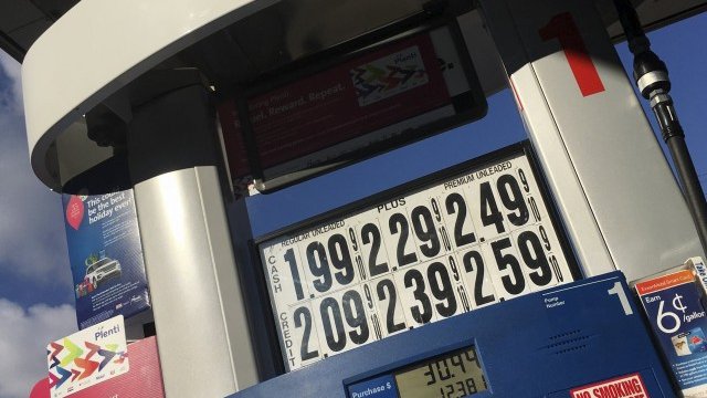 <p>
	Цената на бензина в САЩ продължава да пада. <em>Снимка: Ройтерс</em></p>
