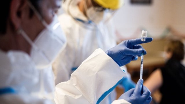 Pfizer: Работим по ваксина за южноафриканския щам