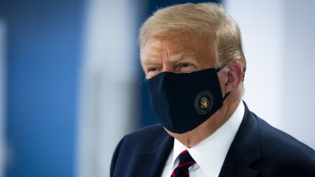 <p>
	Един от редките моменти, в които Тръмп носи маска. <em>Снимка: Bloomberg LP</em></p>
