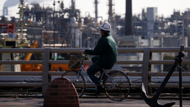 <div class="left" style="box-sizing: border-box; float: left; margin-right: 30.0994px; width: 606.847px;">
	<div class="story" dir="auto" style="box-sizing: border-box; text-align: start; line-height: 1.6em; margin-bottom: 0px;">
		Работници в индустриална зона Кейхин в Кавазаки. <em>Снимка: Ройтерс</em></div>
</div>
