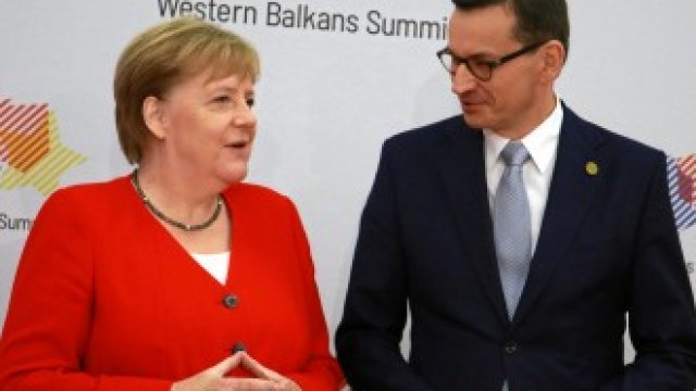 <p>
	Германският канцлер Ангела Меркел (вляво) и полският премиер Матеуш Моравиецки (вдясно).&nbsp;<em>Снимка: Ройтерс</em></p>
