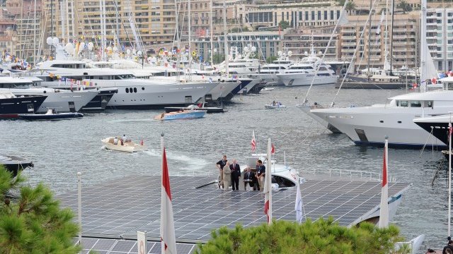 <p>
	На едно от предишните издания на Monaco Yacht Show бе представена и лодка със соларен покрив.<em> Снимка: Getty Images News</em></p>
