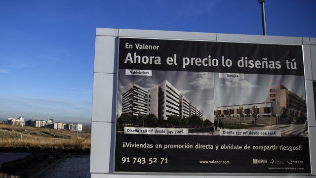 <p>
	Реклама на нов комплекс с жилищни сгради в квартал Белдебебас в Мадрид. &nbsp;<em>Снимка: Ройтерс</em></p>
