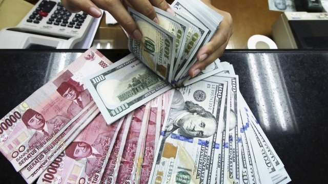 Доларът губи позиции след изнесената стенограма от последното заседание на Фед