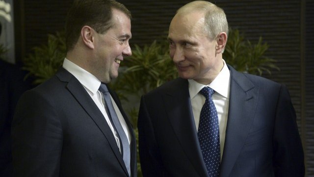<p>
	Дмитрий Медведев и Владимир Путин. <em>Снимка: Ройтерс</em></p>
