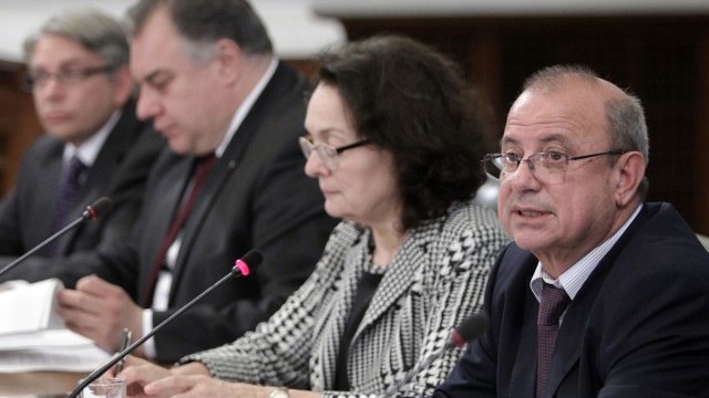 <p>
	&nbsp;Вицепремиерът и министър на труда и социалната политика Йордан Христосков (вдясно) и министрите от социалния ресор - на здравеопазването - Мирослав Ненков, на образованието и науката - Румяна Коларова, на културата - Мартин Иванов, и на младежта и спорта - Евгения Раданова. <em>Снимка: БТА</em></p>
