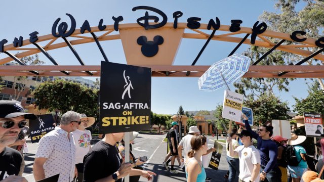 Стачкуващи пред студията на Disney. Снимка: Kevin Winter/Getty Images