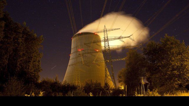  Охладителна кула изпуска пара в нощното небе в атомна електроцентрала, управлявана от RWE AG, в Емсланд, Германия, в четвъртък, 8 август 2013 г.  Снимка: Bloomberg LP