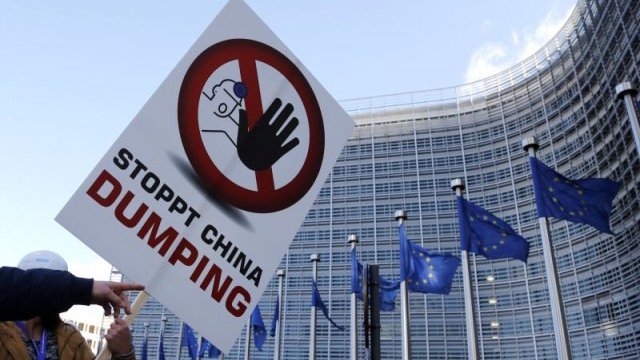 <p>
	През февруари работници от стоманената индустрия протестираха в Брюксел с искания за антидъмпингови мерки срещу евтиния внос от Китай. <em>Снимка: архив, Ройтерс</em></p>
