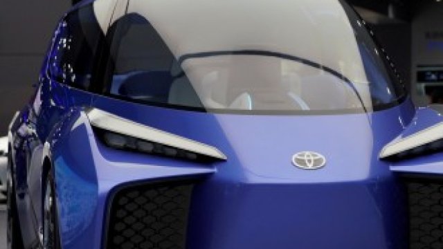 <p>
	Концептуалният електромобил RHOMBUS на Toyota.&nbsp;<em>Снимка: Архив Ройтерс</em></p>
