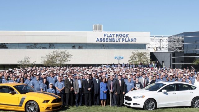 <p>
	<em>Ford Mustang и Ford Fusion пред фабриката във Флат Рок. Снимка: Ройтерс </em></p>

