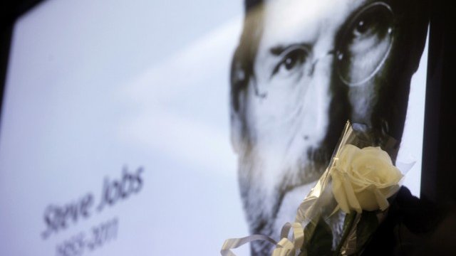 <p>
	Почитатели на делото на Джобс почитат паметта му по целия свят.<em> Снимка: Ройтерс</em></p>
