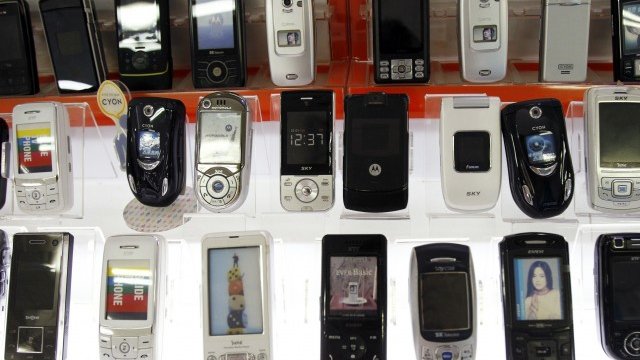 <p>
	Все повече европейци ползват само мобилен телефон. <em>Снимка: Ройтерс</em></p>
