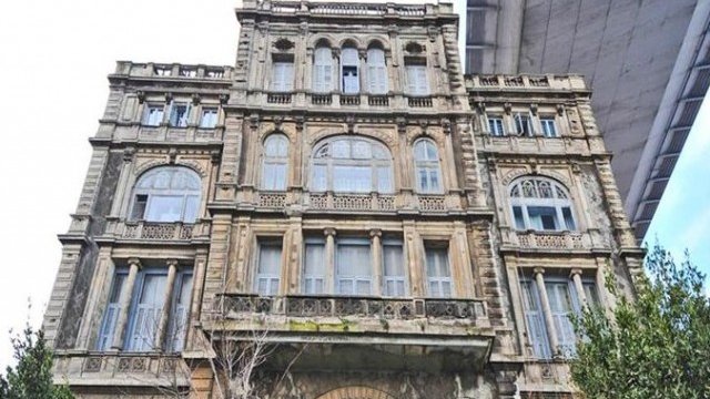 <p>
	Изглед към&nbsp;фасадата на имота. <em>Снимка: Sotheby&#39;s International Realty Affiliates LLC</em></p>
