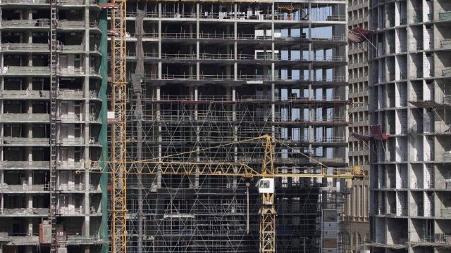 <p>
	В най-големите китайски градове има хроничен недостиг на жилища за хората със средни и ниски доходи, докато малките се задъхват от свръхпредлагане.<em> Снимка: Ройтерс</em></p>
