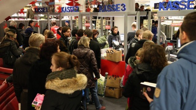 <p>
	Германците продължават да пазаруват с охота.<em>Снимка: Getty Images News</em></p>
