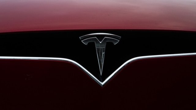 <p>
	Логото на Tesla Inc. на електрическо превозно средство , зареждащо се на станцията Tesla</p>
