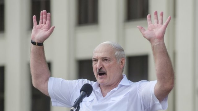 <p>
	Президентът на Беларус Александър Лукашенко по време на изява със свои привърженици. <em>Снимка: EPA/YAUHEN YERCHAK</em></p>
