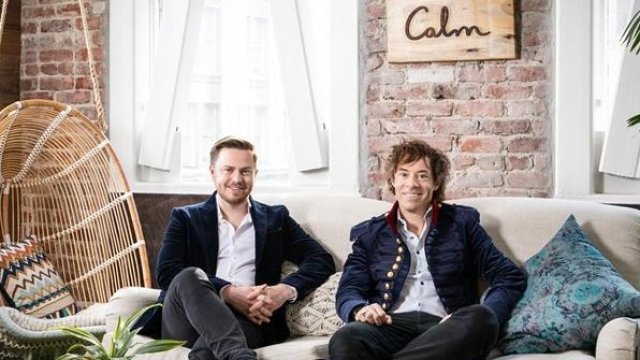 <p>
	Двамата съоснователи Алекс Тю (вляво) и Майкъл Актън Смит в офиса на Calm в Сан Франциско. <em>Снимка: Компанията&nbsp;</em></p>
