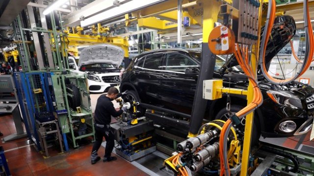 <p>
	Служител в завод на Mercedes Benz монтира гуми на модел А класа на производствената линия на завода на концерна в Ращад. <em>Снимка: архив Ройтерс</em></p>
