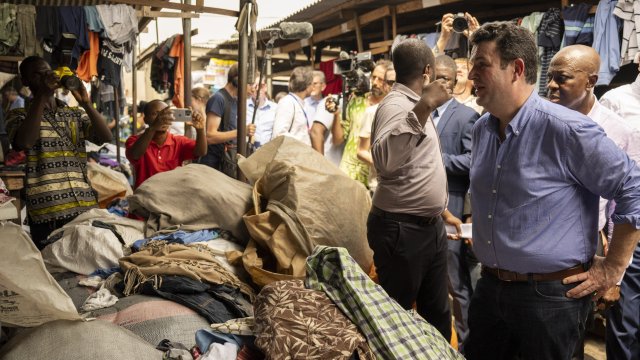 Германският министър по време на посещението си на пазара. Снимка: Christophe Gateau/dpa 