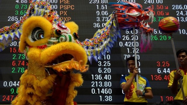 <p>
	Отбелязване на Китайската нова година пред фондовата борса на Филипините през 2017 г.&nbsp;<em>Снимка: Архив Ройтерс</em></p>
