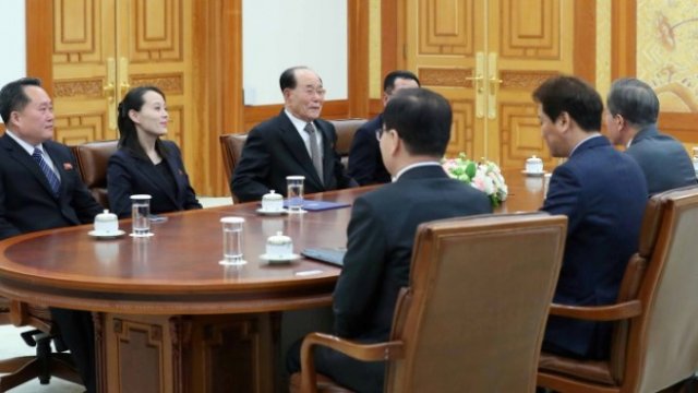 <p>
	Кадър от срещата на южнокорейския президент Мун Дже-ин с делегация от Северна Корея, в която участва и сестрата на Ким Чен-ун. <em>Снимка: Ройтерс</em></p>
