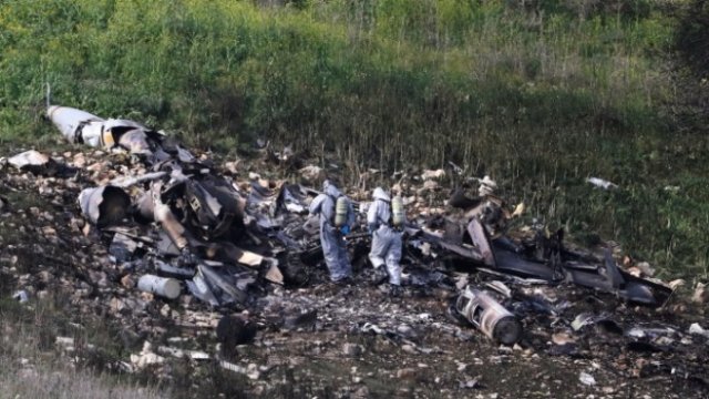 <p>
	Израелските служби за сигурност проучват останките на сваления изтребител F-16. <em>Снимка: Ройтерс</em></p>
