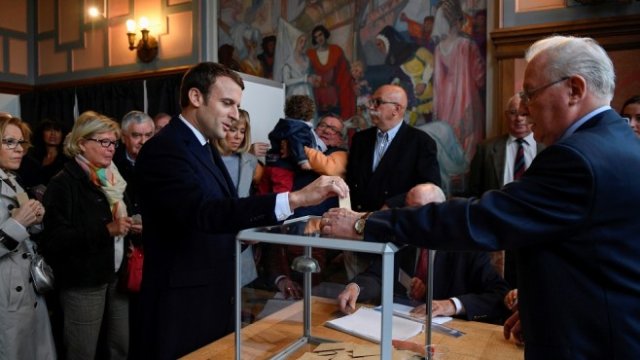 <p>
	Еманюел Макрон упражнява правото си на глас. Снимка: <em>Ройтерс</em></p>
