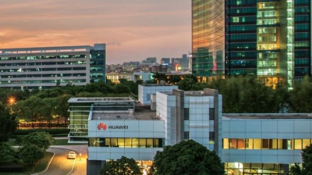 <p>
	<em>Снимки: Huawei и Бойчо Попов, Investor Media Group</em></p>
