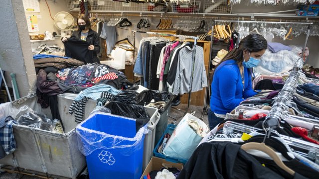 Магазин за дрехи втора употреба в Калифорния. Снимка: David Paul Morris/Bloomberg