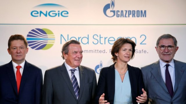 <p>
	Герхард Шрьодер (в средата) играе важна роля за лобирането на тръбопровода. <em>Снимка: архив Ройтерс</em></p>
