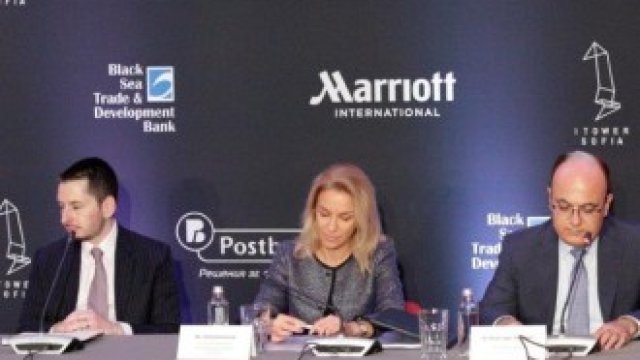 <p>
	Пол Розенберг (първият вляво) беше един от подписалите договора за финансиране изграждането на първия хотел Marriott в България на официална церемония в понеделник. <em>Снимка: Черноморската банка за търговия и развитие</em></p>
