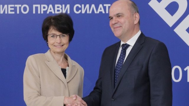 <p>
	<span lang="bg-BG">Социалният министър</span> Бисер Петков (дясно) и еврокомисарят за заетостта Мариане Тисен (ляво) откриха неформалното заседание на министрите на ЕС по заетост и социална политика. <em><span lang="bg-BG">Снимка: БТА</span></em></p>
<p>
	&nbsp;</p>
