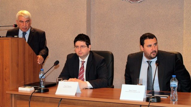 <p>
	Петър Чобанов и главният изпълнителен директор на Българската банка за развитие Димо Спасов се срещнаха с представители на бизнеса в Търговище. <em>Снимка: БТА</em></p>
