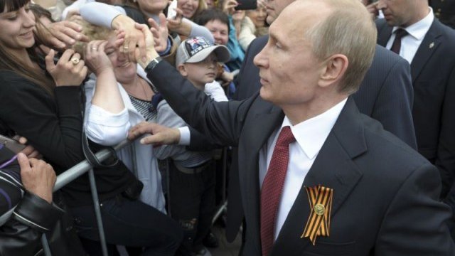 <p>
	Руският президент Владимир Путин посети Крим за първи път след анексирането на полуострова от Москва. <em>Снимка: Ройтерс</em></p>
