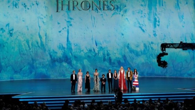 <p>
	Екипът на "Игра на тронове" на сцената. <em>Снимка: Ройтерс</em></p>
