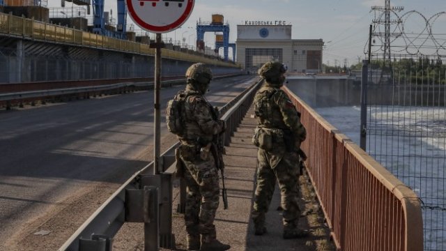 <p>
	Руски военни ограняват ВЕЦ в близост до Херсон. <em>Снимка:&nbsp;&nbsp;EPA/SERGEI ILNITSKY</em></p>
