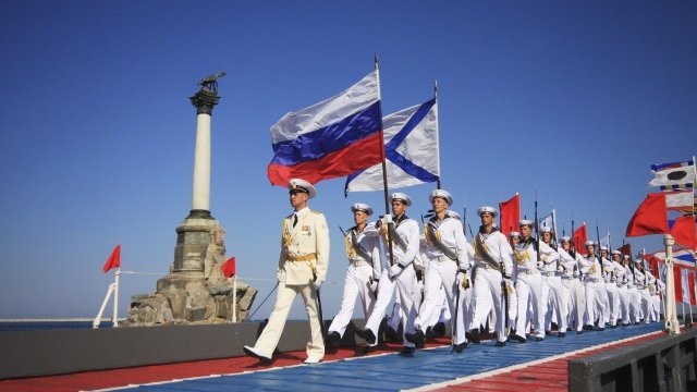 <p>
	Руски матроси по време на парад. <em>Снимка: Ройтерс</em></p>
