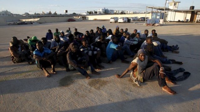 <p>
	Група нелегални имигранти от Африка са задържани във военна база в Либия след опит да стигнат до Европа.<em> Снимка: архив, Ройтерс</em></p>
